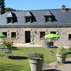 Domaine De Lesvaniel Ferienhaus